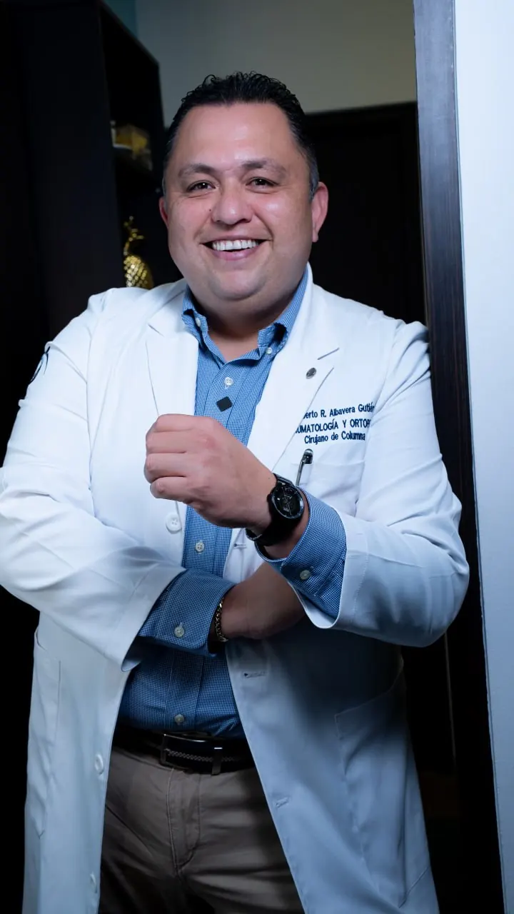 Dr. Roberto Albavera en su consultorio