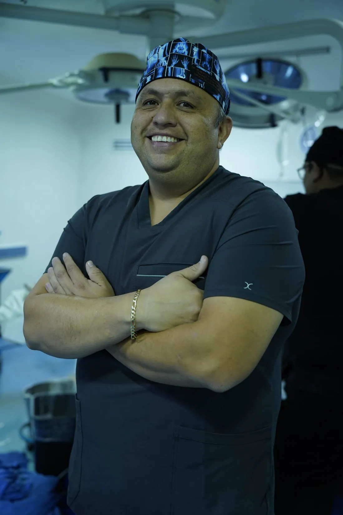 Dr. Roberto Albavera en quirófano