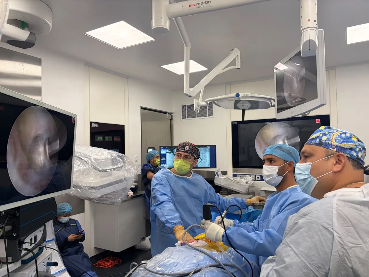 El Dr. Roberto Albavera y su equipo durante una cirugía endoscópica de columna