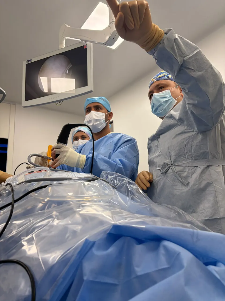 El Dr. Roberto Albavera guiando a su equipo en quirófano